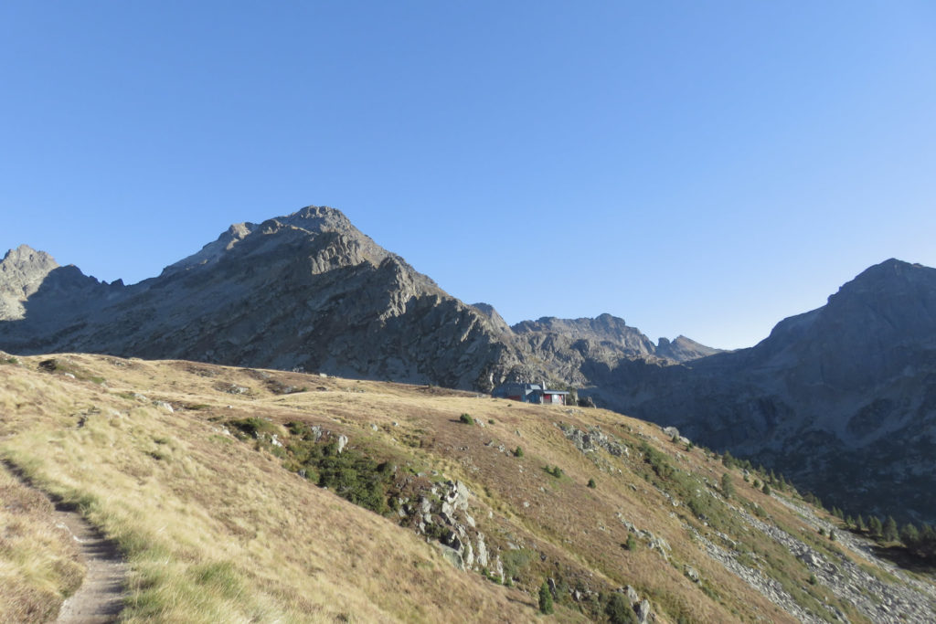 Llegando al Refugio de Rulhe, el Pic de Rulhe delante a la izquierda, al fondo derecha el Pic d'Escobes, a la izquierda el Pic de La Forcada